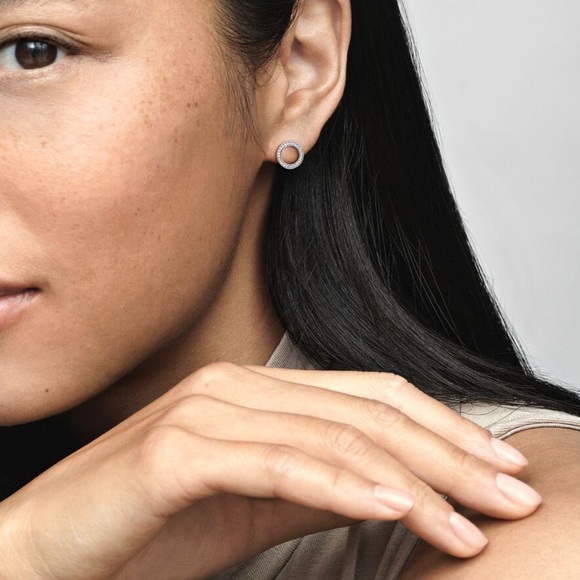 Chic CZ Silver Sparking Circle Stud Earrings - Picture 3 of 3